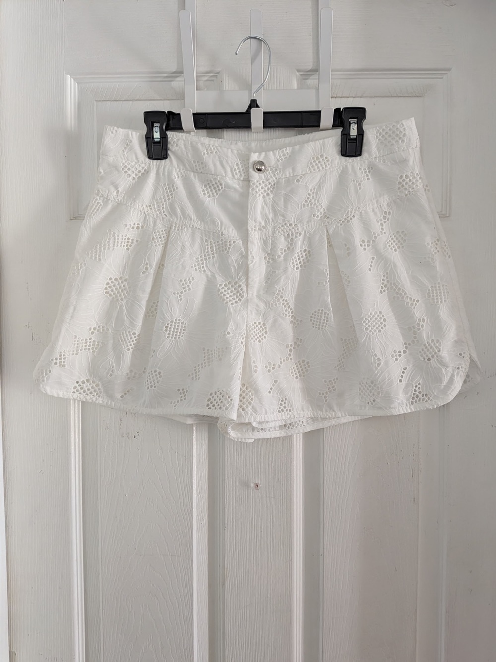 Commense Multi-Button Embroidery Shorts Set - Picture 12 of 14